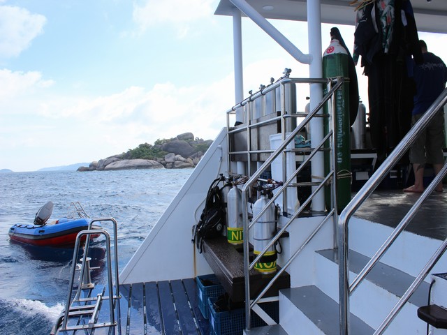 bavaria - Similan Island Liveaboard Dive Plattform with tender