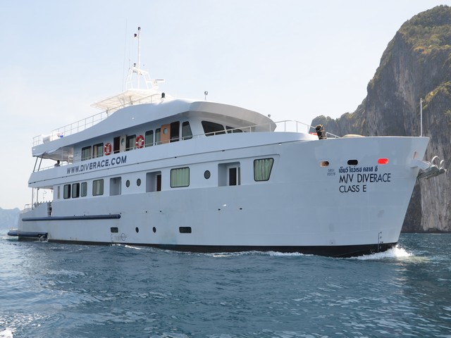 Diverace - Similan Island Cruises from the right side