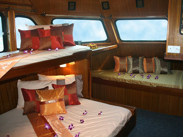M/V Andaman Tritan - Similan boat Master cabin can be used as double or twin bed cabin with en-suite bathroom